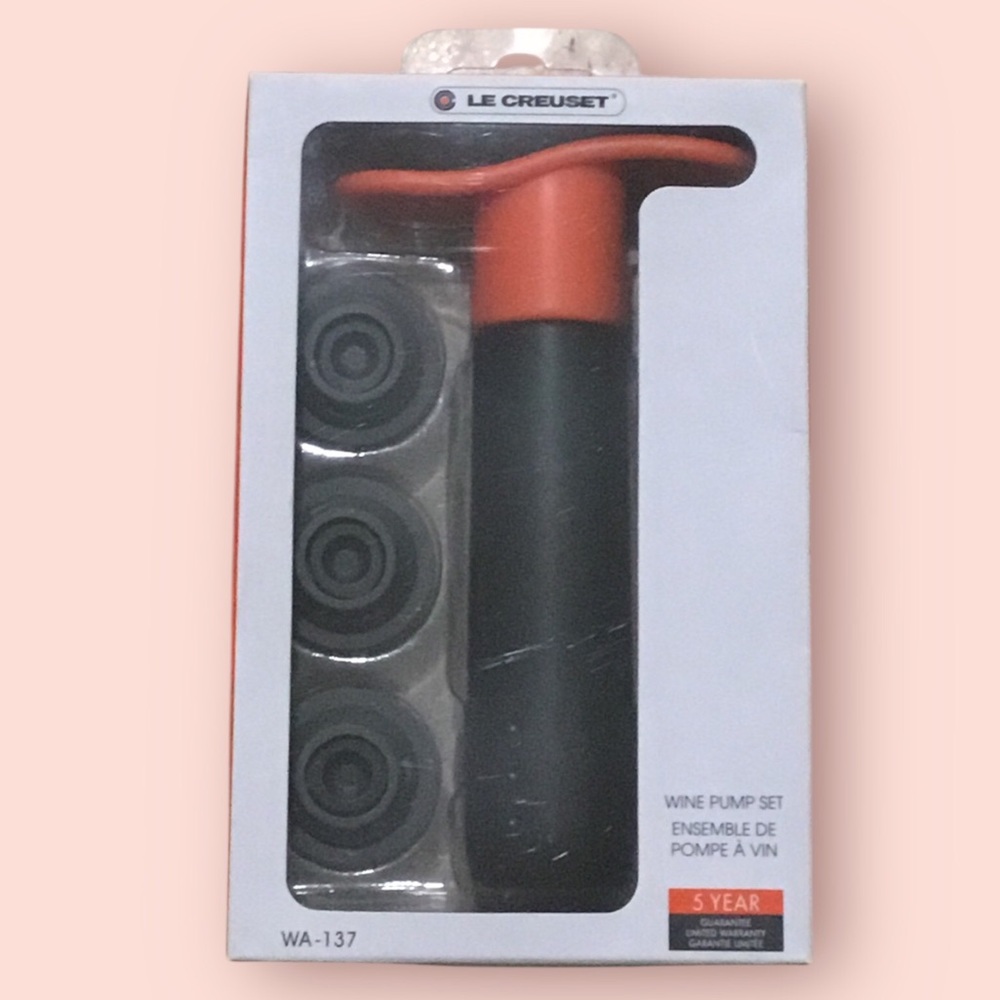 Le Creuset Wine Pump & 3 Vacuum Stoppers (Black / Orange)